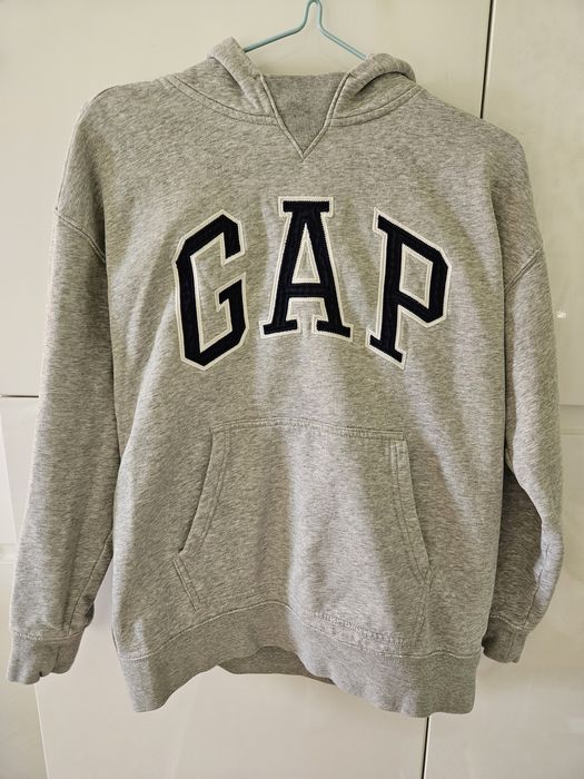 Szara bluza marki GAP dla nastolatków.