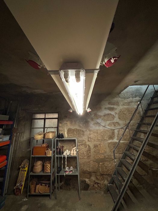 Sistema de Iluminação Industrial com 6 Luzes e 16 Tomadas Trifásicas