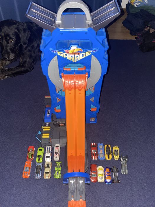 Garagem Hot Wheels com 17 carros