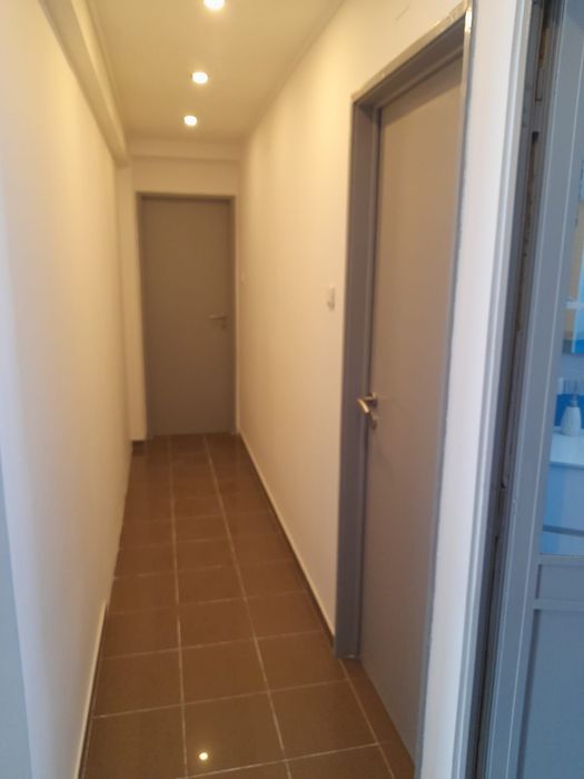 Alugo quarto com contrato, para casal sem filhos.