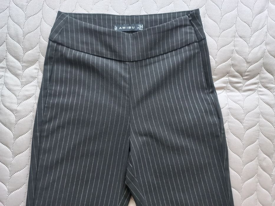 Spodnie bootcut z rozciętymi na dole nogawkami, 75% wiskozy