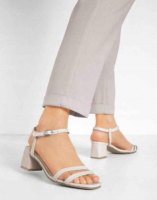 B.P.C sandały beżowe na obcasie na paseczki ^42