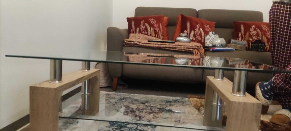 Mesa de sala de madeira e vidro