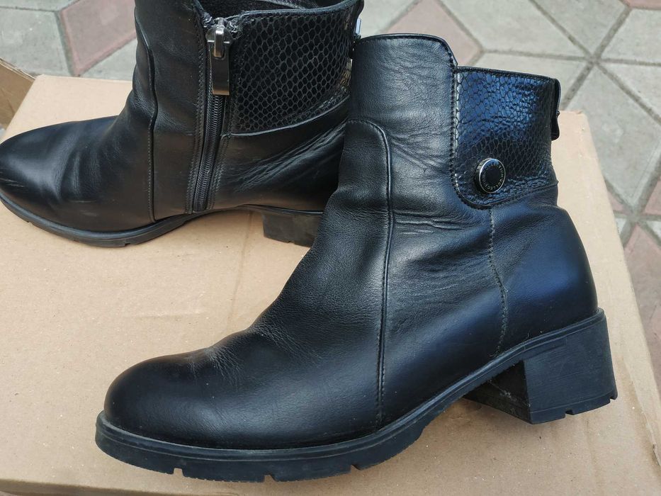 Осінні жіночі ботинки 38 розмір бу