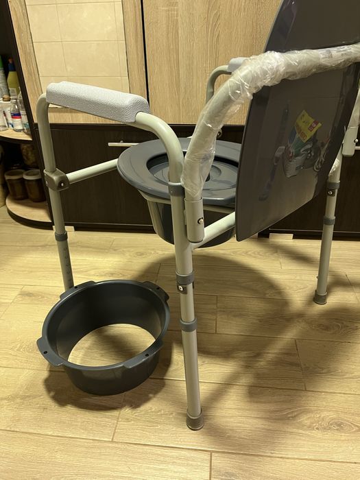 Крісло туалет-санітарне, для людей з інвалідністю, або похилого віку