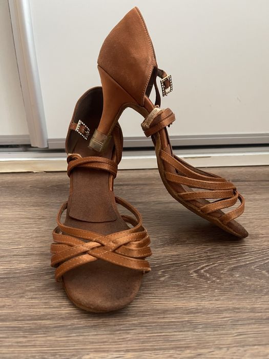 Туфлі для бальних танців, латина International