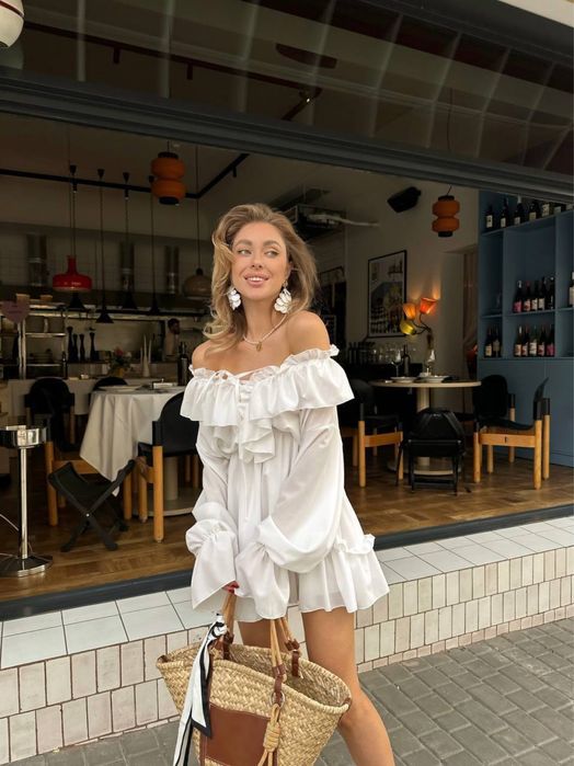 Тендітна біла сукня в стилі old money