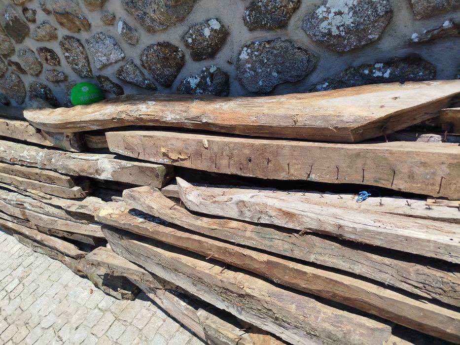 Vigas de madeira de carvalho e castanho centenárias