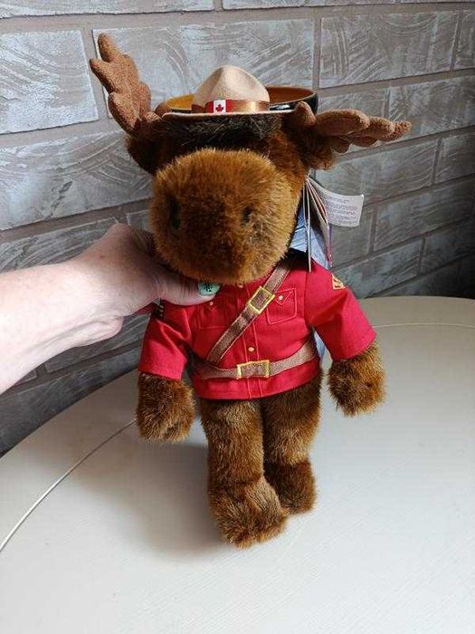 Іграшка лося, одягнена у форму королівської канадської кінної поліції