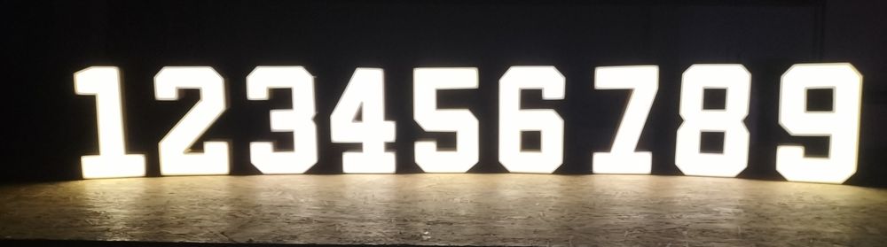 Cyfry 18 podświetlane, neony ,litery świetlne ,