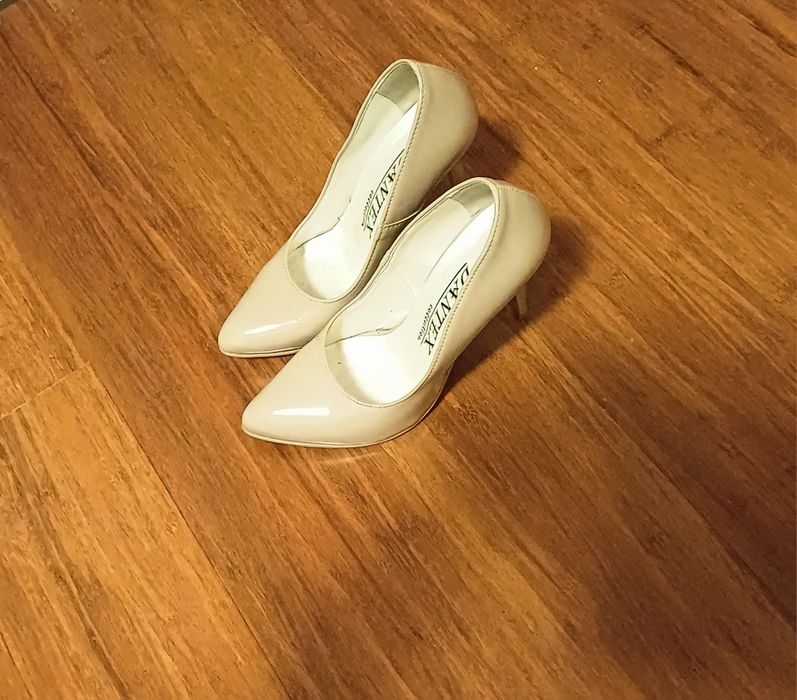 Szpilki beżowe 37, lakierowane