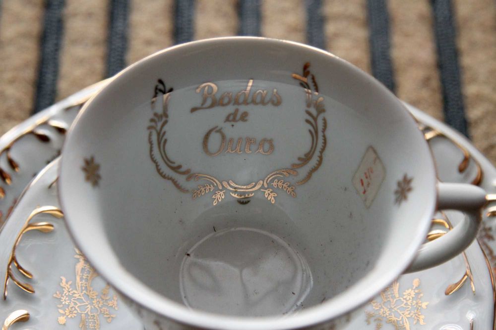 Conjunto de 3 peças em porcelana, comemorativo das Bodas de Ouro