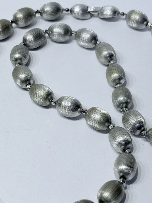 Lindo colar de bijutaria cor prata da marca Trifari