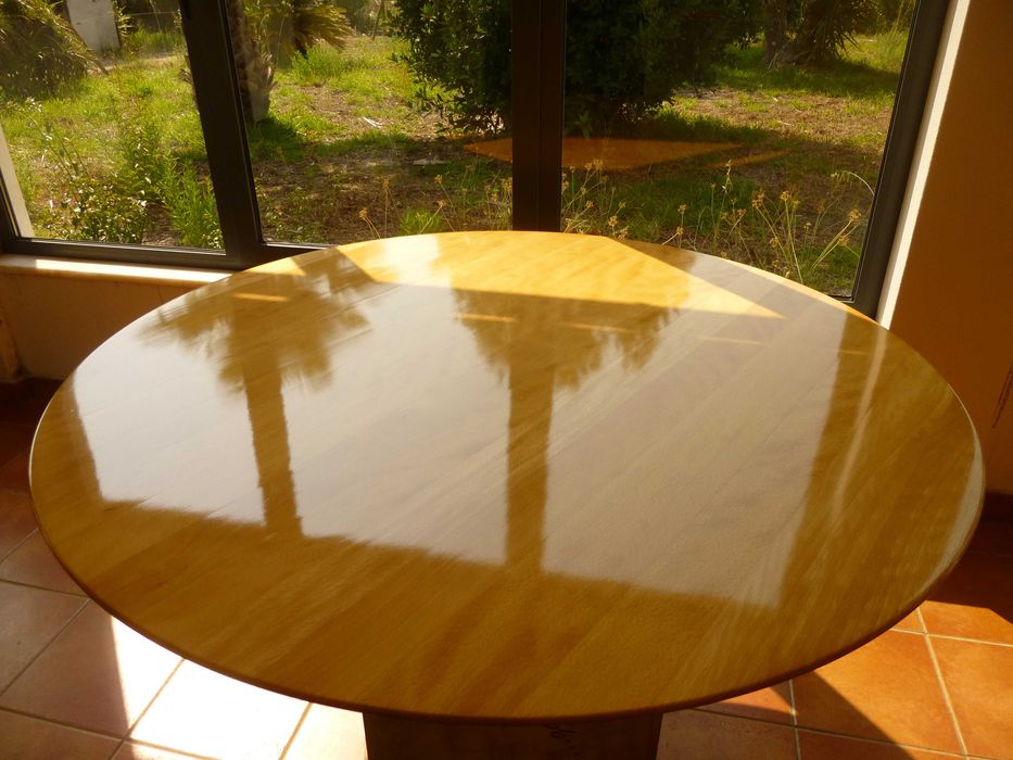Tampo de mesa redondo em faia maciça. Ø 131 cm, espessura 4 cm. NOVO.64751819741442121