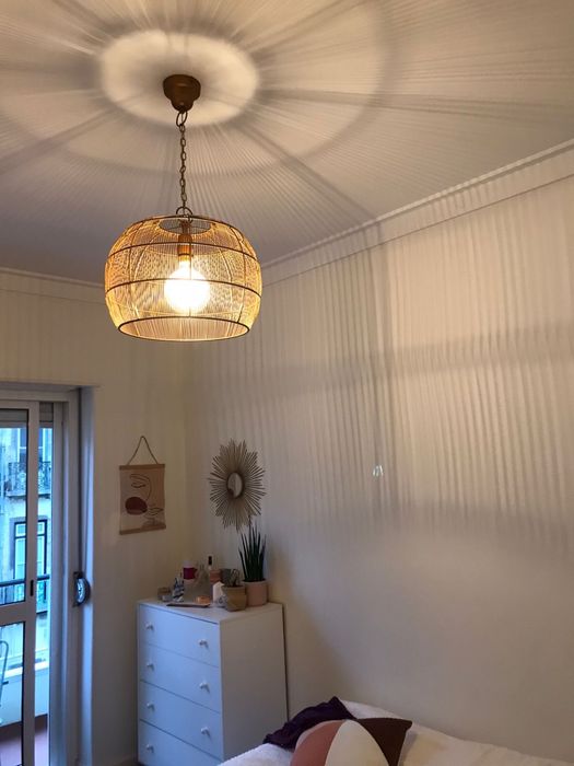 Candeeiro de tecto grande em metal dourado