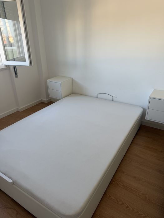 Sommier IKEA 140x200 com arrumação + 2 mesas de cabeceira
