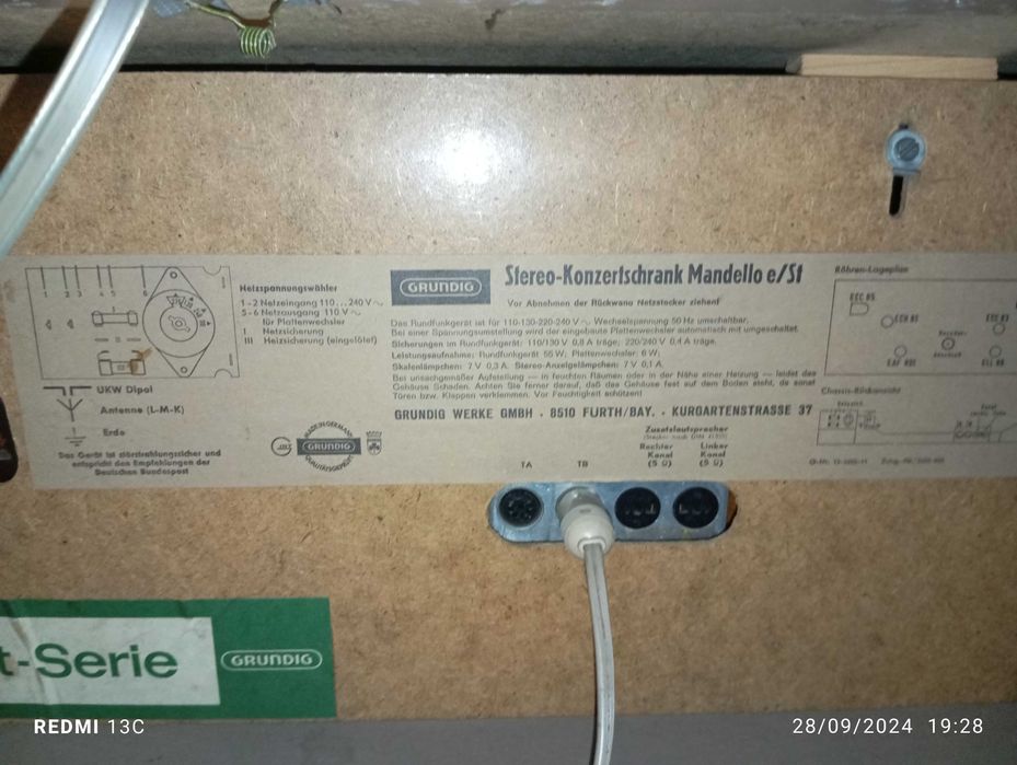 Móvel de radio e gira discos