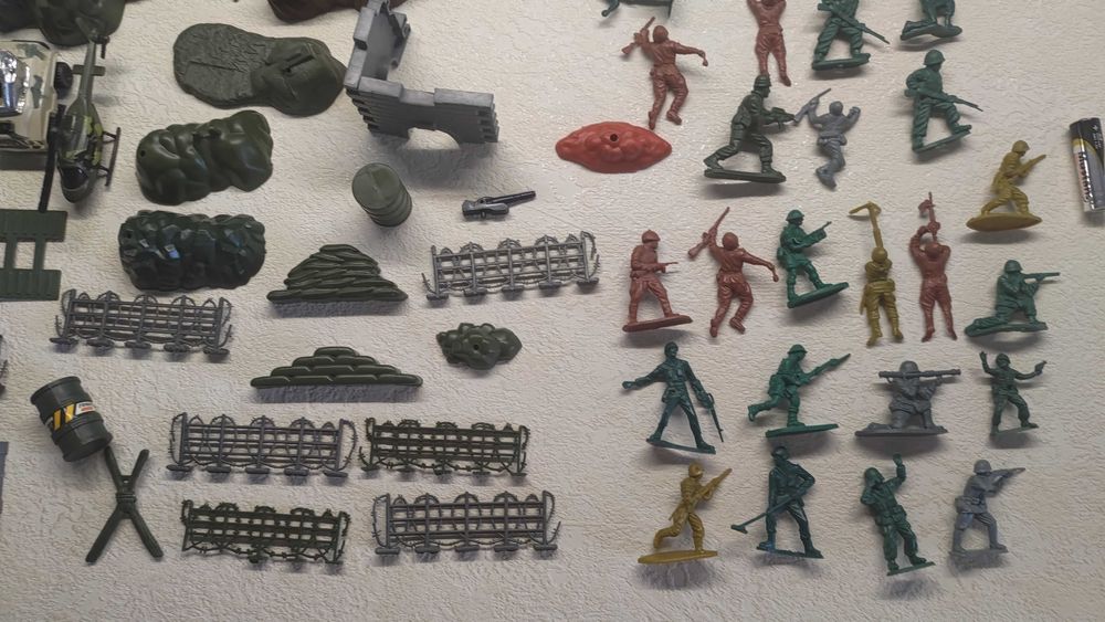 Солдатики.самолет.ланшафт.грузовик.веенный.90-х годов.цена за все.