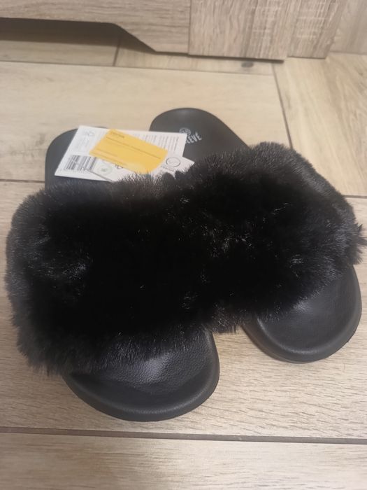 Nowe damskie czarne puchate klapki z futerkiem  38
