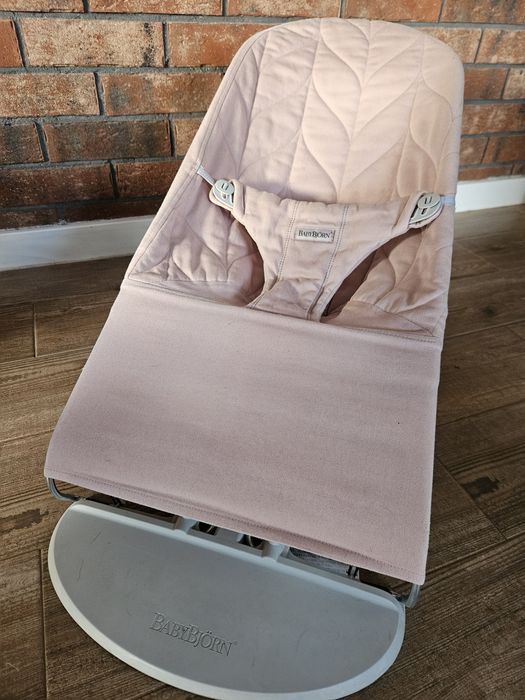 Różowy leżaczek BabyBjörn