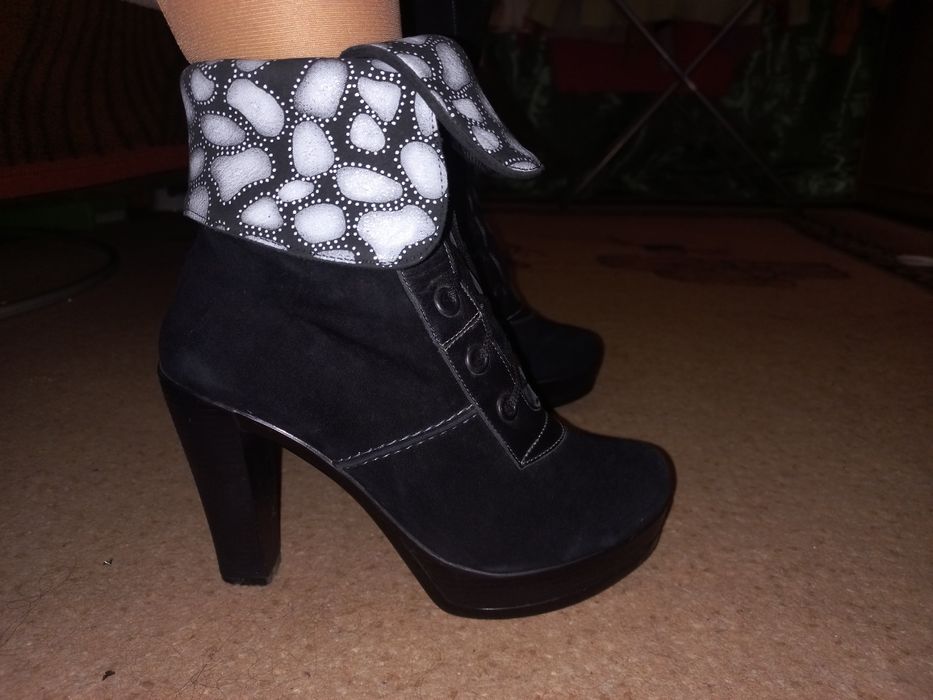 Замшеві чобітки,демі, б/у в хорошому стані