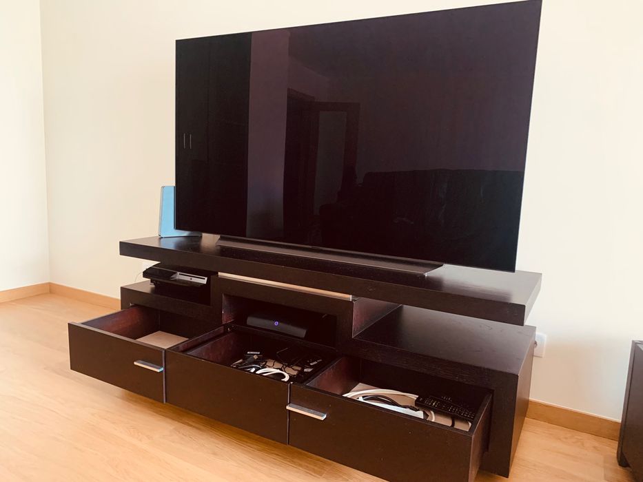Móvel de televisão com prateleira