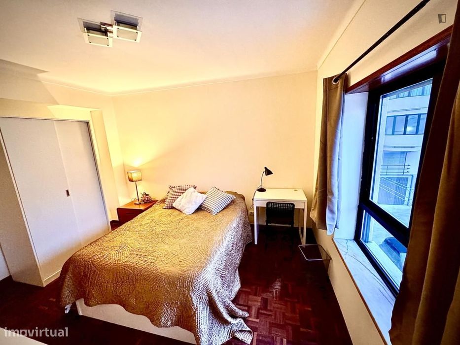 Quarto - localizado em  Coimbra
