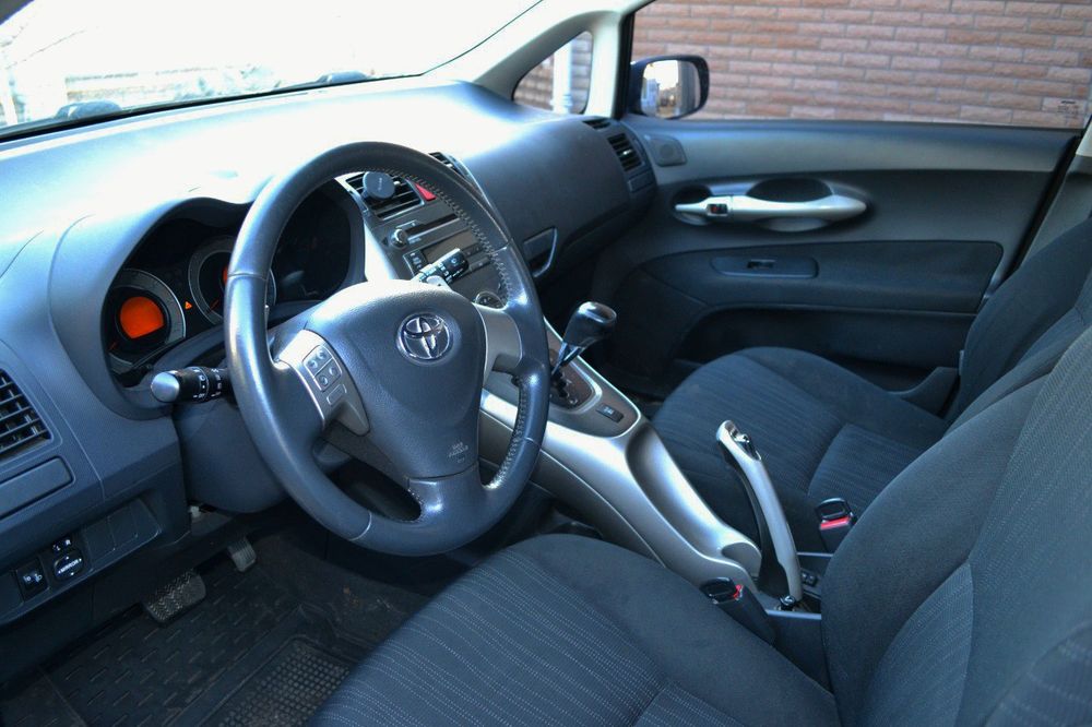 Продаж автомобіля Toyota auris 2008