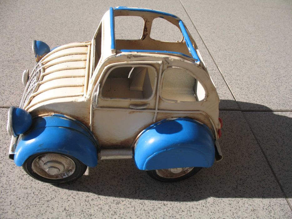 Carro tipo brinquedo em chapa