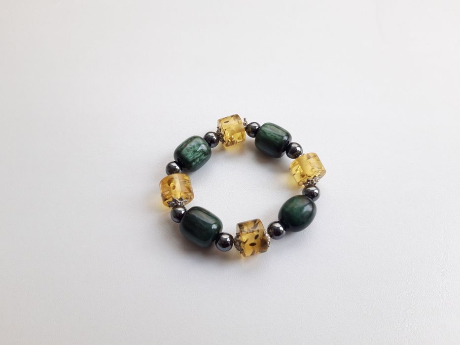 Pulseira de pedras verdes e amarelas