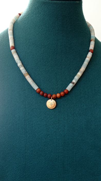 Naszyjnik damski z kamieni i drewnianych koralików z różą wiatrów