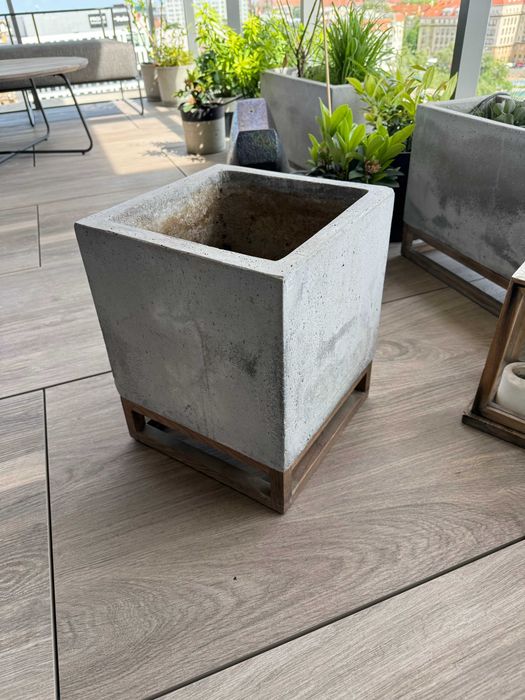 2 duże donice Cube 29x29x39 cm na drewnianej podstawie – taras/balkon - odbiór osobisty