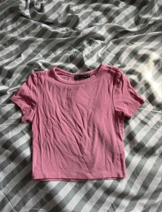 Różowy crop top zara