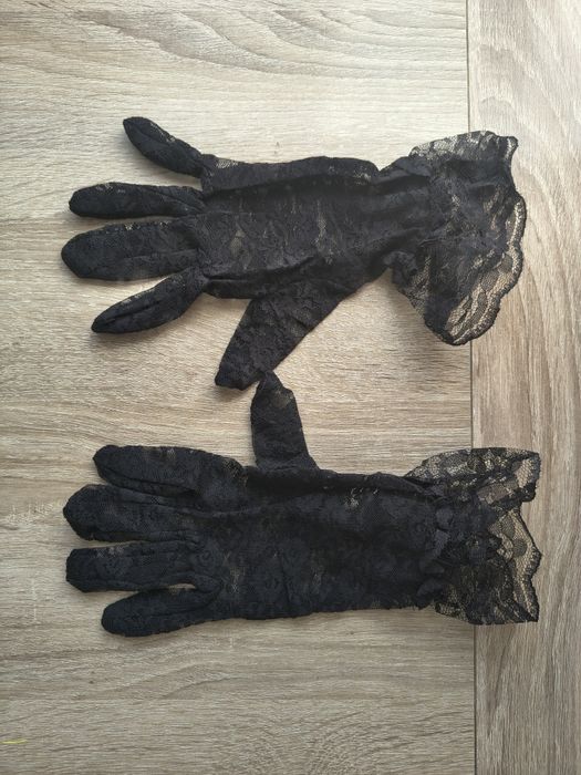 Koronkowe rękawiczki z falbanką