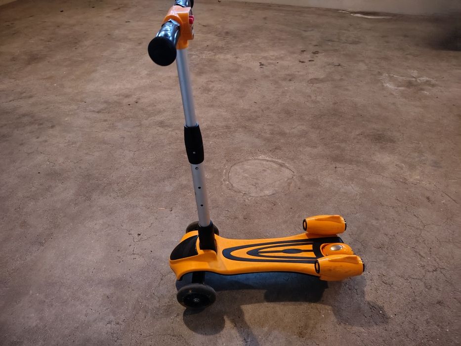 Trotinete 3 rodas com música,leda e sai fumo