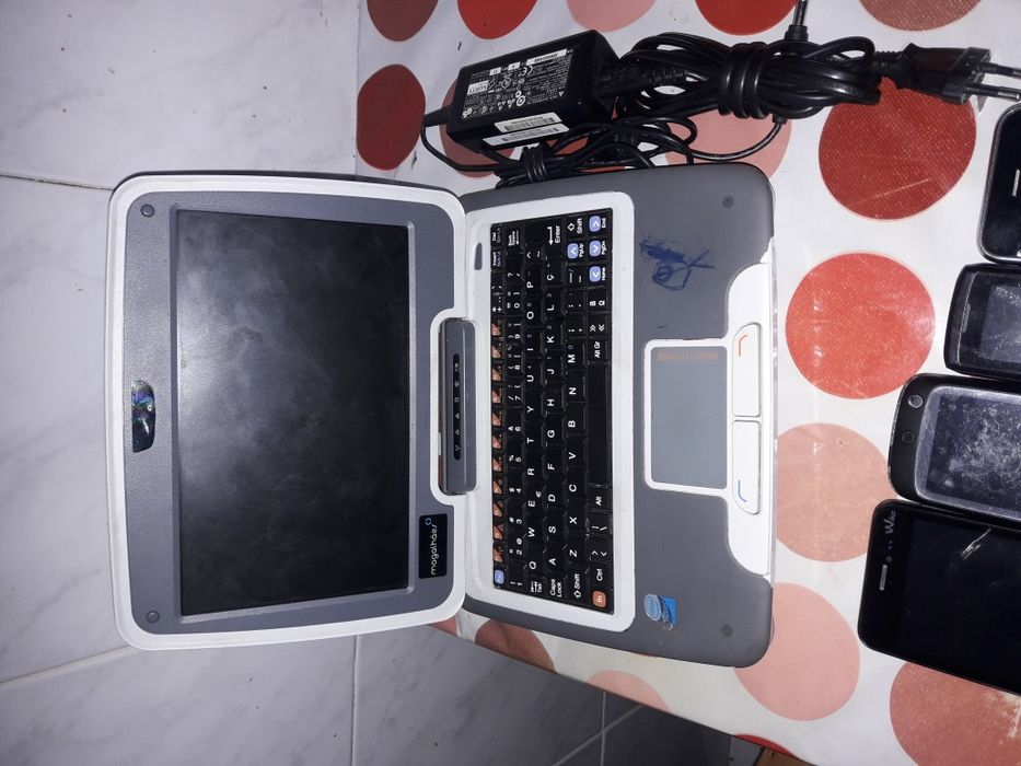 Vendo vários telemóveis e um Magalhães 1.