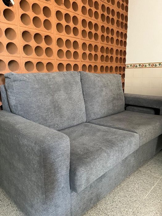 Sofá cinzento 2 lugares com bancos