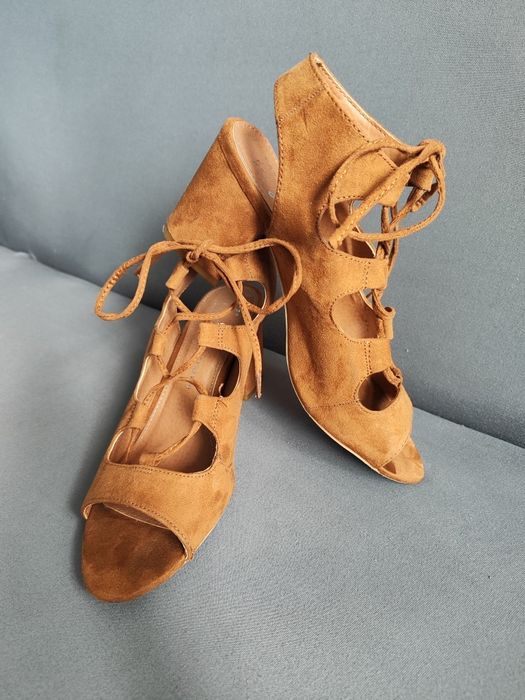 Sandały wiązane zamszowe na słupku buty z odkryta piętą obcas camelowe