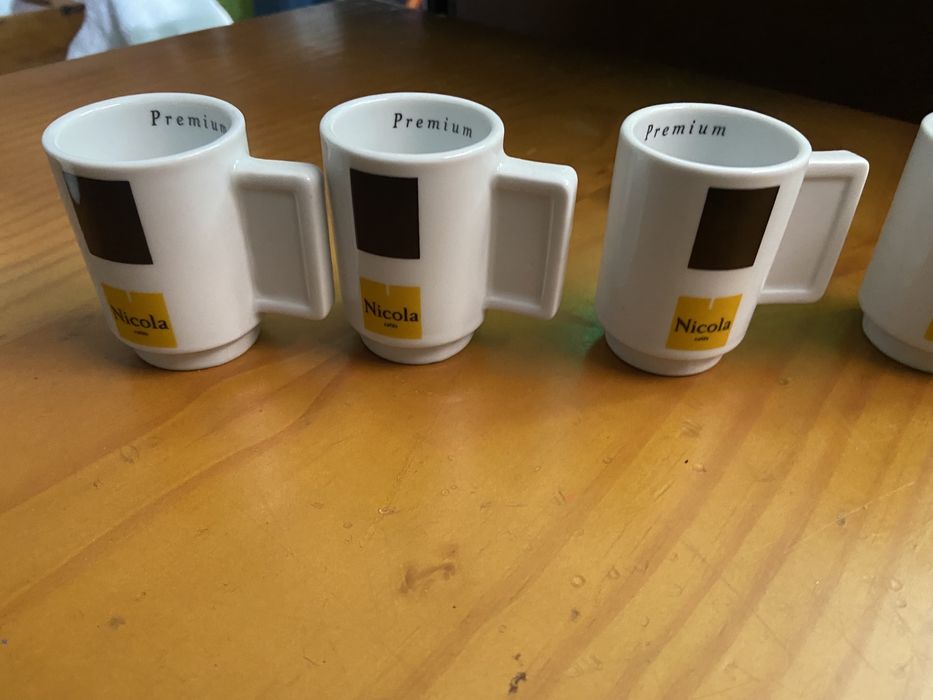 Chavenas de cafe algumas sem pires