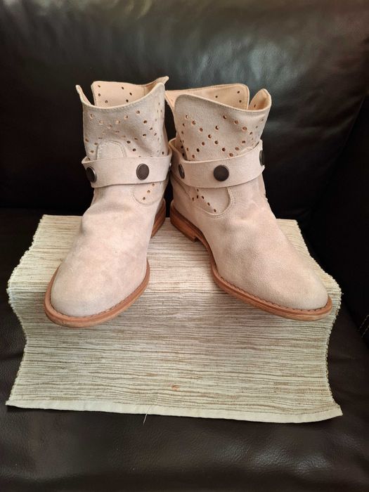 Kozaki beżowe wsuwane Bella Paris ażurowe cholewki ozdobne paski r. 37