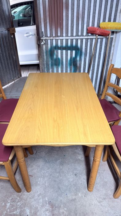 Mesa de Madeira com 4 cadeiras almofadadas