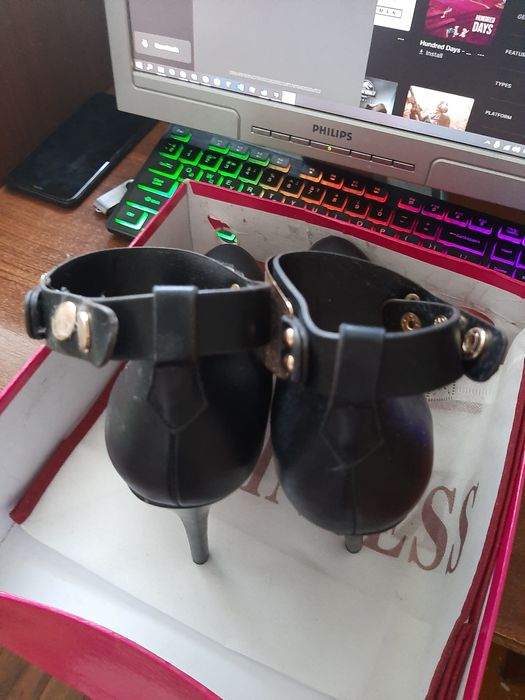 Туфлі чорного кольору