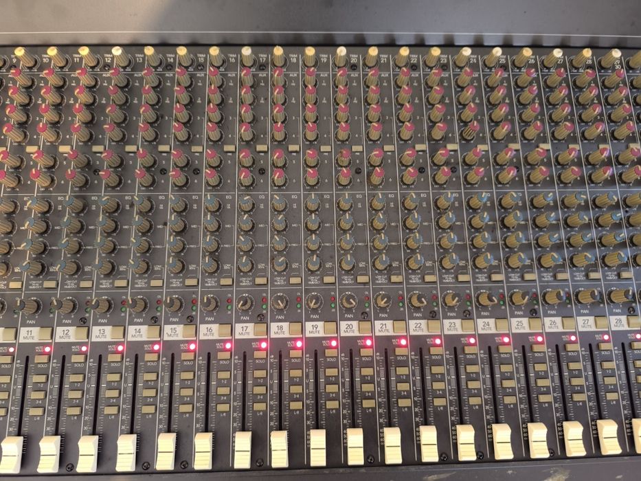 Mesa mistura Mackie 32 canais SR32.4