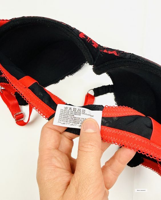 Biustonosz push-up koronkowy czerwono-czarny dark romantic 70DD