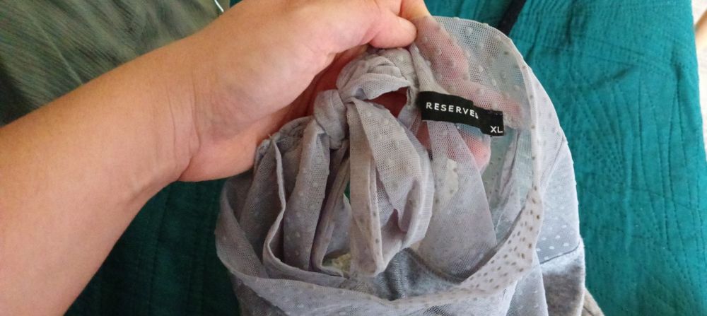 Sweter Reserved z kokardą i prześwitującym dekoltem