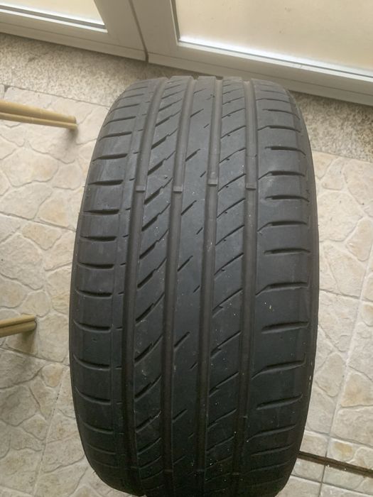 Pneu 235/45ZR17em excelente estado