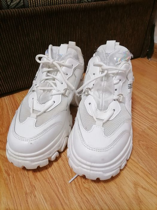 Кросівки білі нові