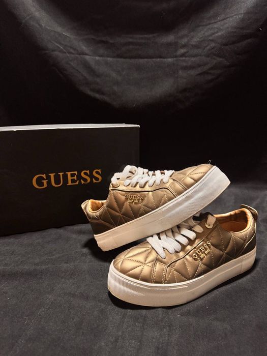 Оригінальні кросівки Guess