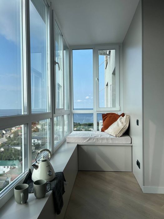 Стильна студія з неймовірним видом на Дніпро! Світло завжди є!