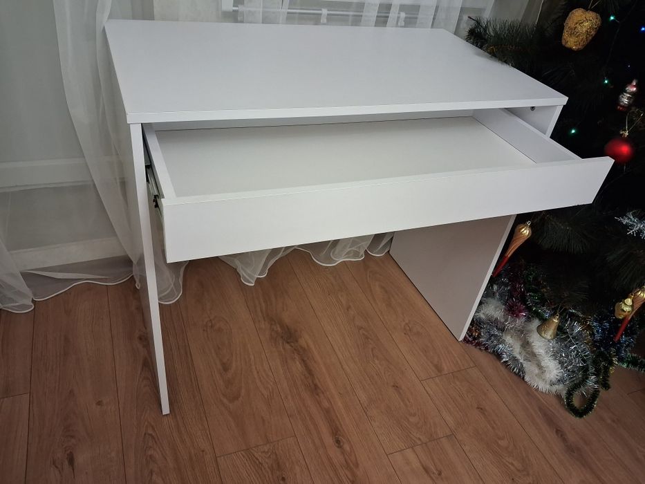 Стол  письменный  фирменный  стильный